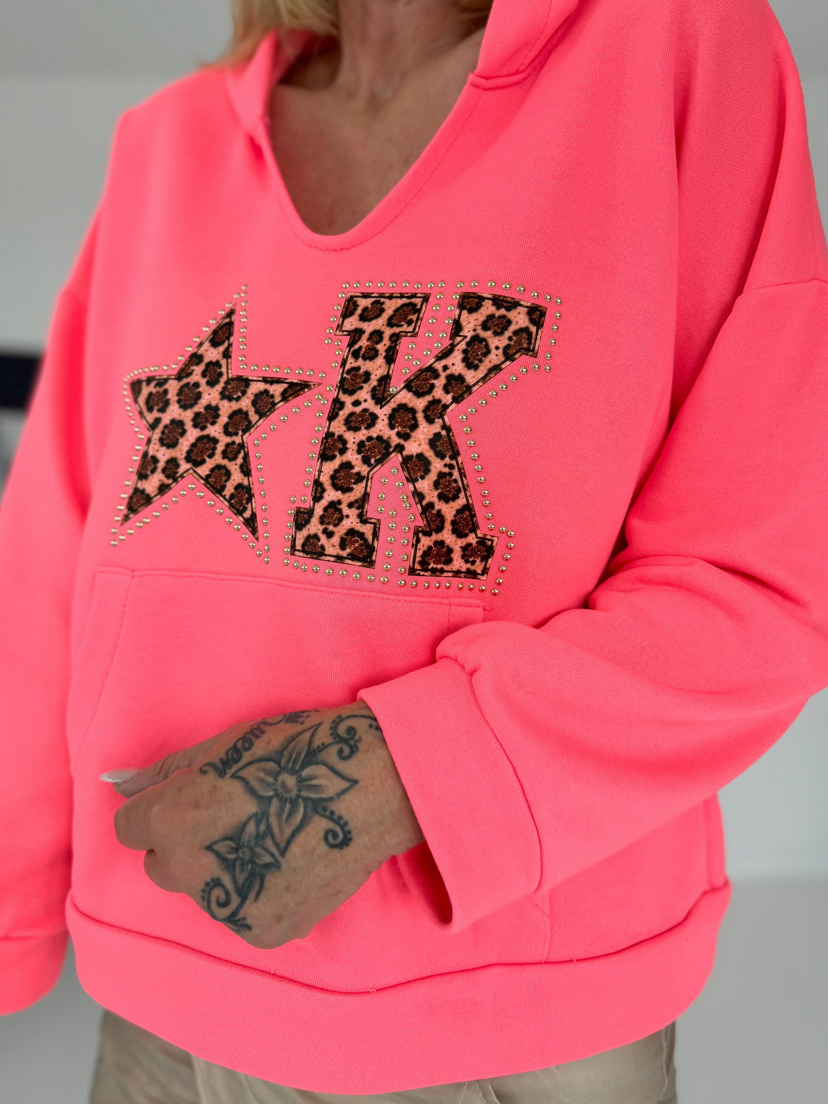 Hoodie mit Leo-Print und Nieten - neonpink