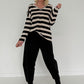 Gestreifter Strickpullover mit V-Ausschnitt - schwarz-beige