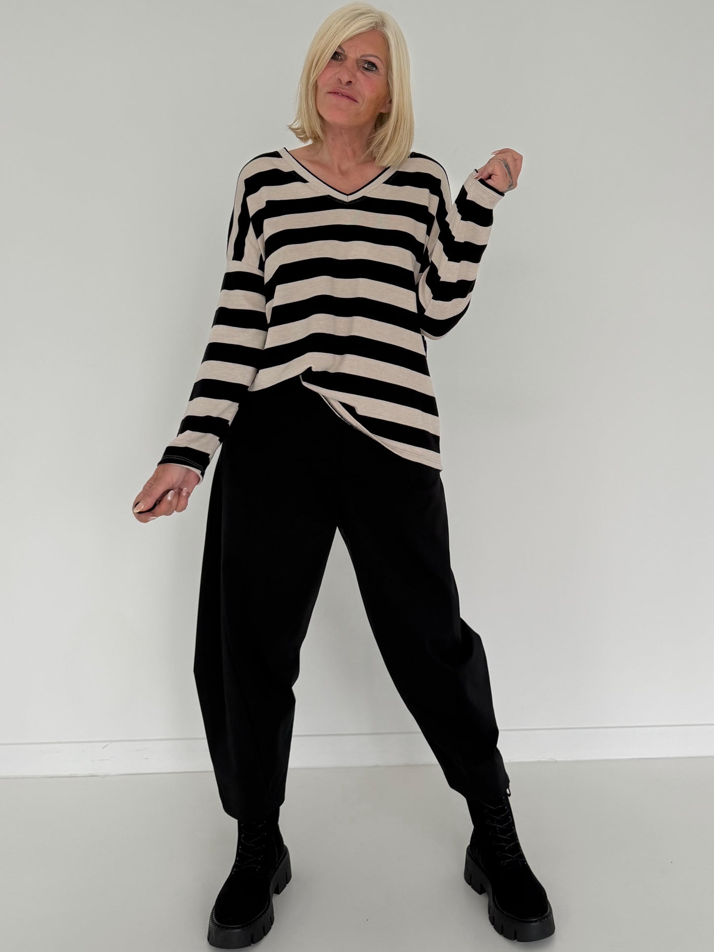 Gestreifter Strickpullover mit V-Ausschnitt - schwarz-beige
