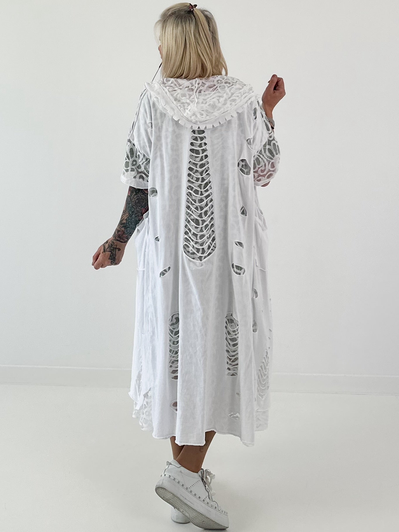 Sweatshirt Mantel mit floralem Netzeinsatz und Cut outs - weiss