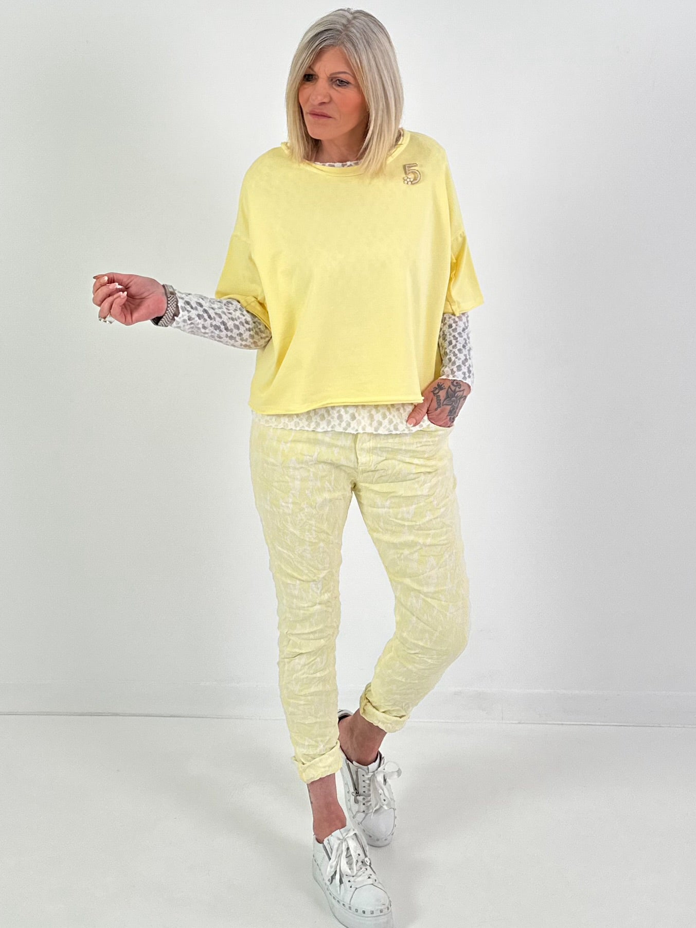 Shirt mit Brosche - gelb