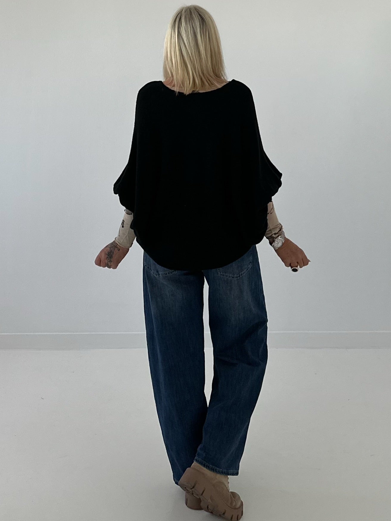 Oversized knitted cardigan with sophisticated details - black