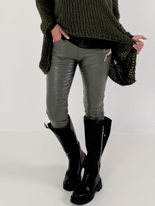 Vegane Lederhose mit Patch - oliv