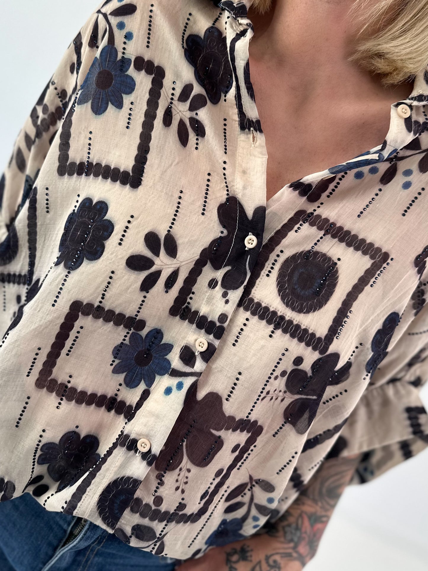 Leichte oversized Bluse mit Muster - beige- schwarz-blau