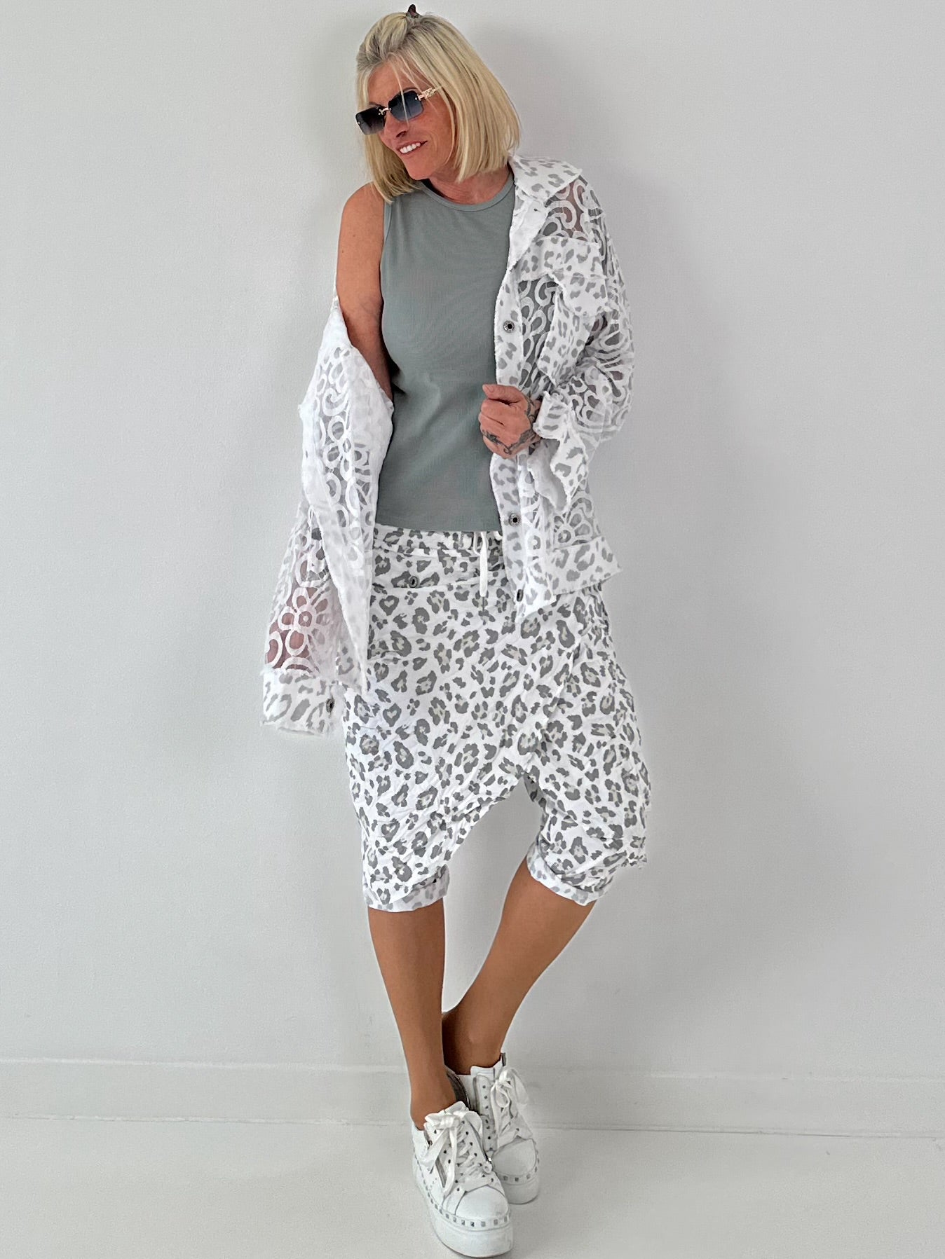 Stylische Hose mit Überwurf im Knit-Look - weiss