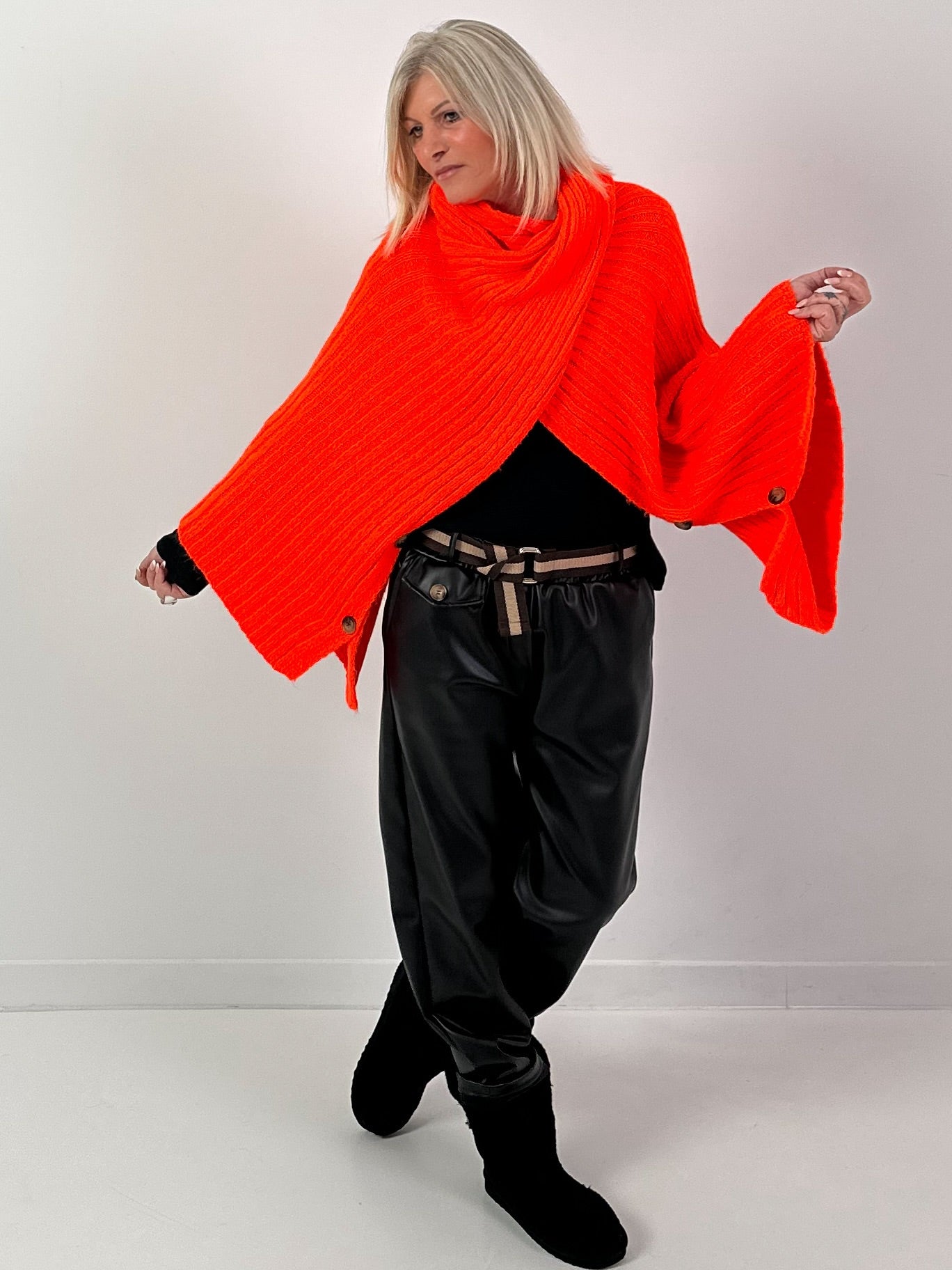 Poncho Pullover Model "Soul Warmer" - orange