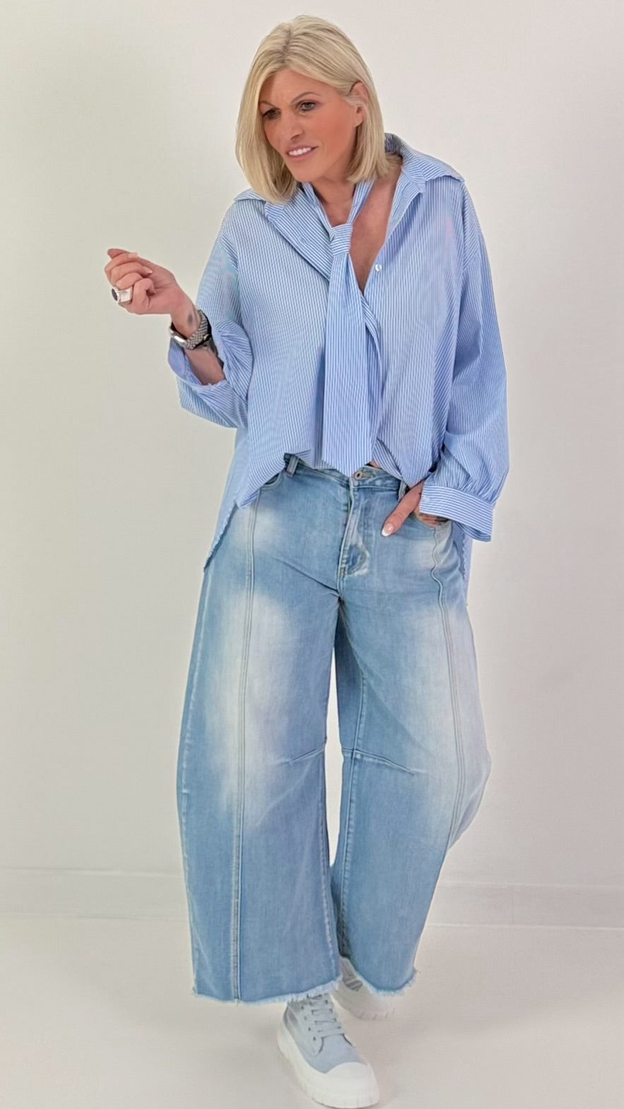 Overhemdblouse met strik - lichtblauw en wit