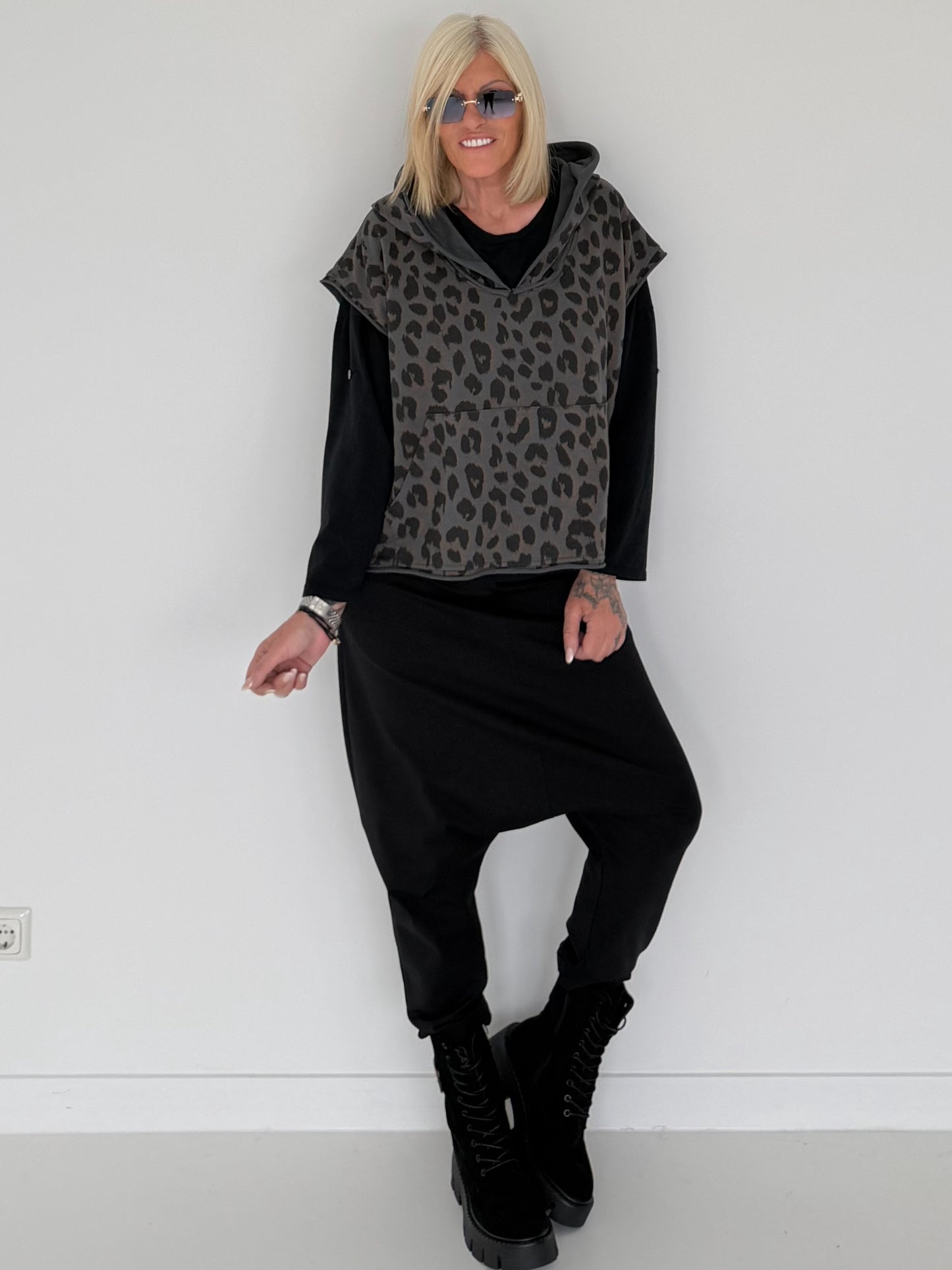 Kurzarm-Hoodie mit All Over Leo-Print - anthrazit ( lieferbar ab ca 28.08.26)
