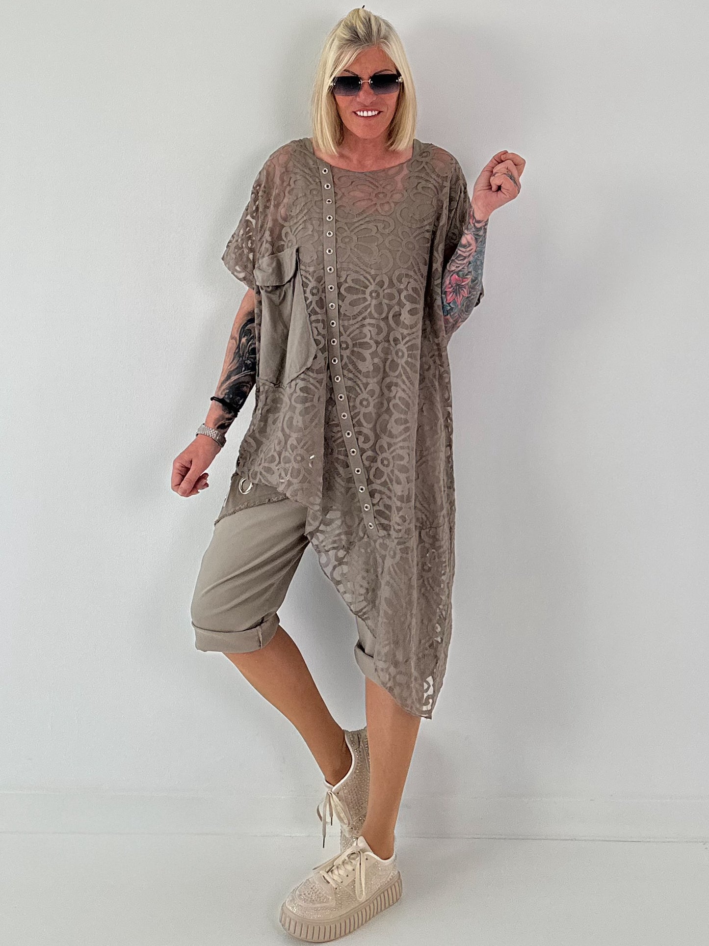Kurze Hose mit Jeanselementen und Ösen - taupe