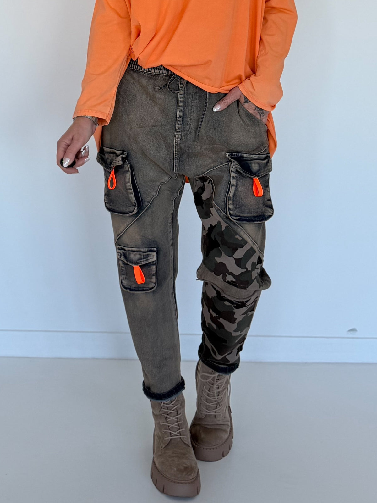Baggy-Jeans in Used-Optik mit Camouflage-Applikationen - used-denim