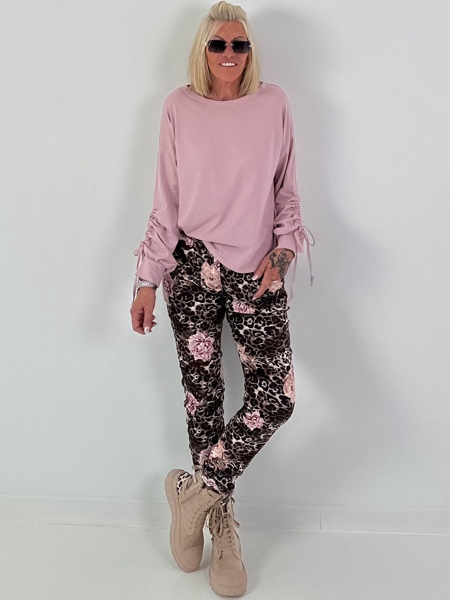 Hose in Wildleder-Optik mit Leo Print und floralem Muster - mokka - mehrfarbig