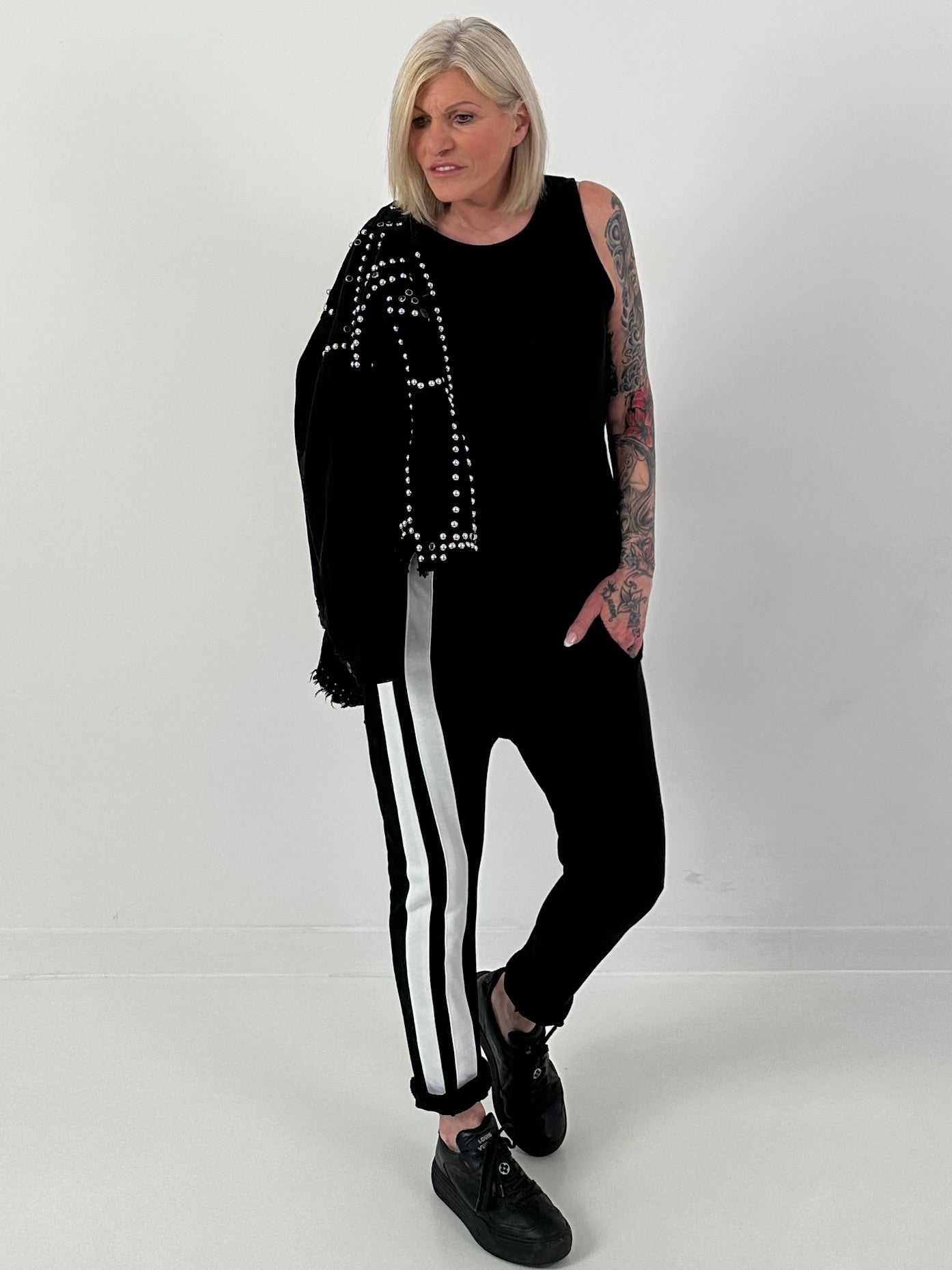 Hose mit seitlich verlaufenden Streifendetails - schwarz ( lieferbar ab 08.03.26)