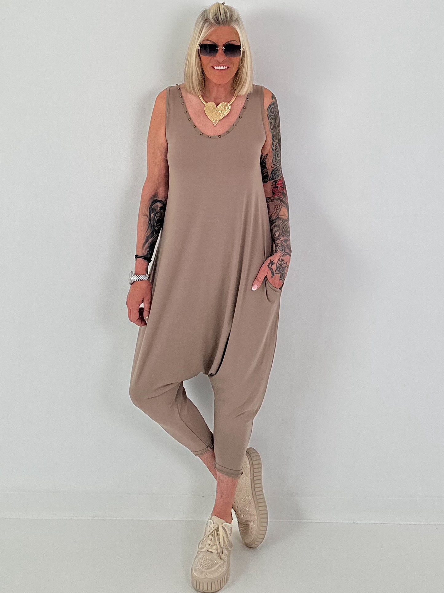 Jumpsuit mit Nieten - taupe