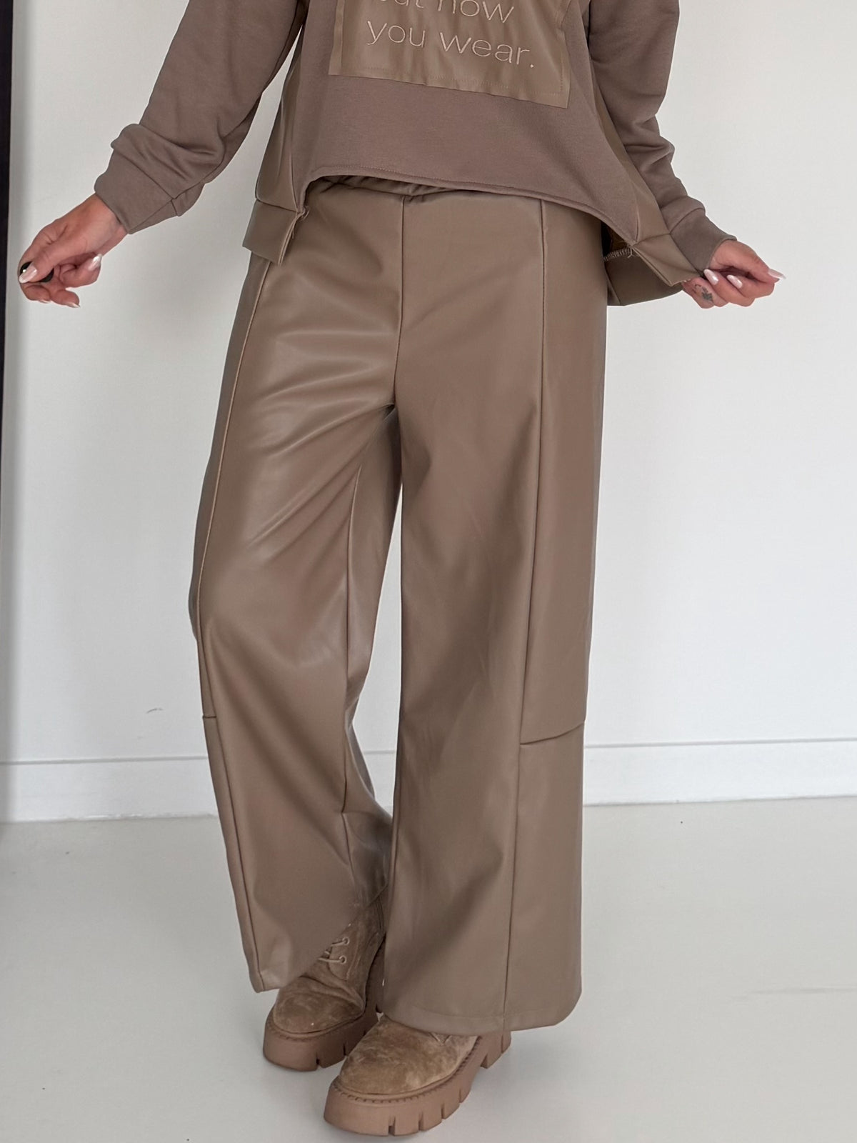 Vegane Lederhose mit weitem Bein - taupe