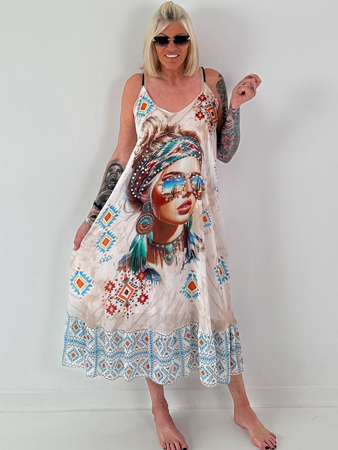 Luftiges Kleid mit verstellbaren Trägern - weiss-beige-mehrfarbig
