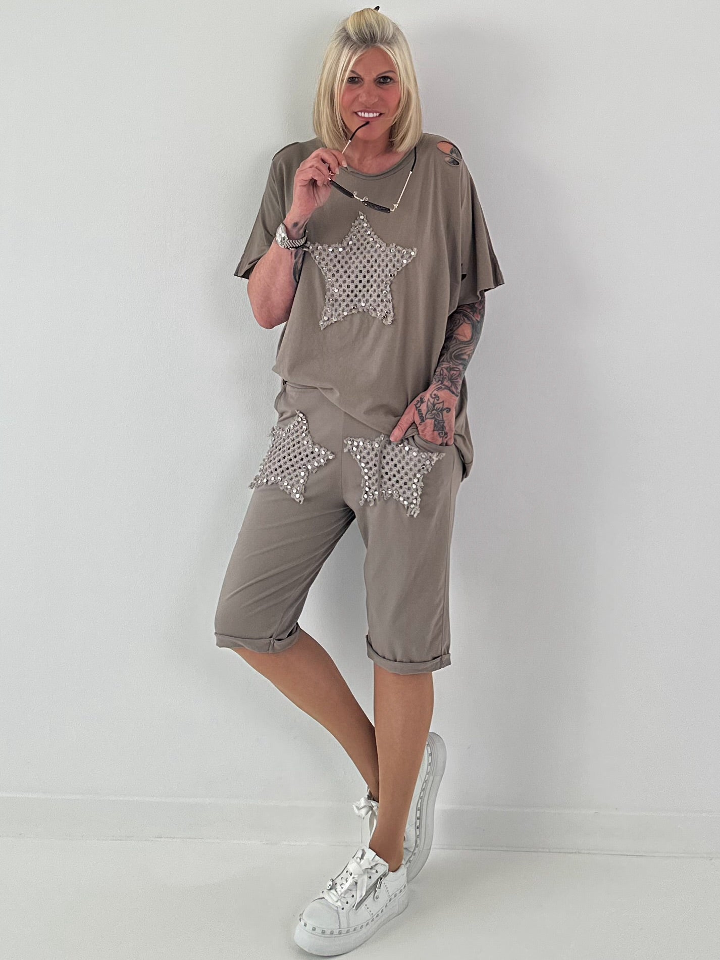 Sweat Short mit Häkelstern und  Nieten - taupe