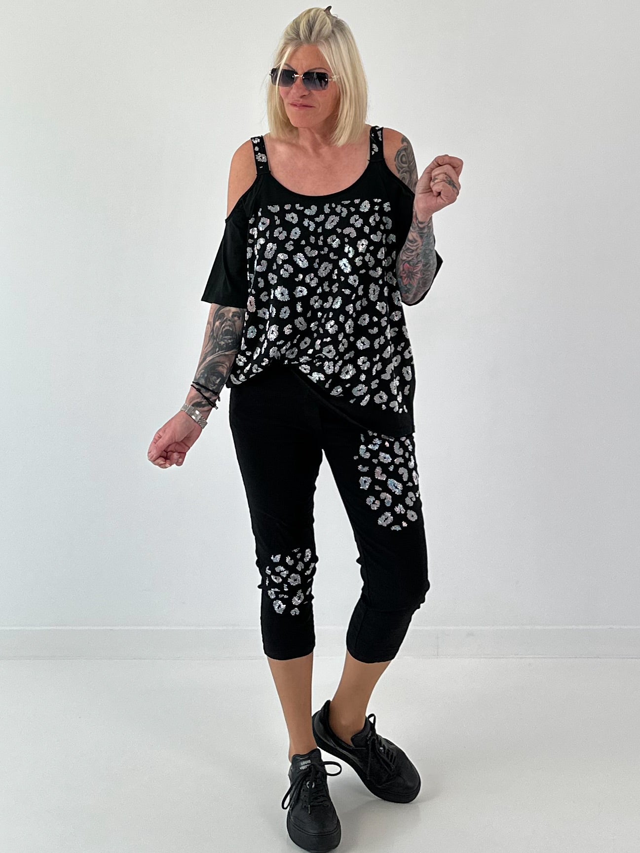Shirt mit Cold Shoulder und Leo Strass - schwarz