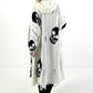 Oversized Strickmantel mit Kapuze Modell "Skull" - weiss-schwarz ( lieferbar ab ca. 13.12.25)