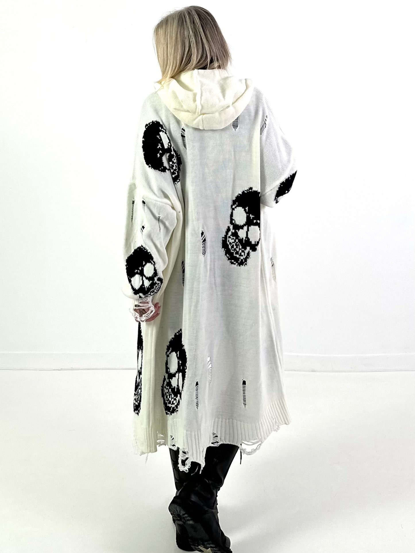 Oversized Strickmantel mit Kapuze Modell "Skull" - weiss-schwarz ( lieferbar ab ca. 13.12.25)
