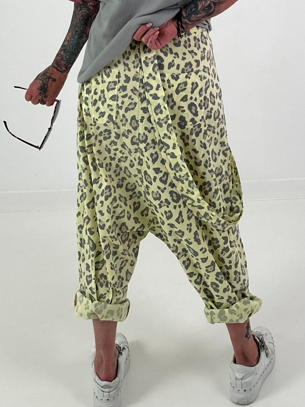 Baggy Hose mit Überwurf Leo - gelb