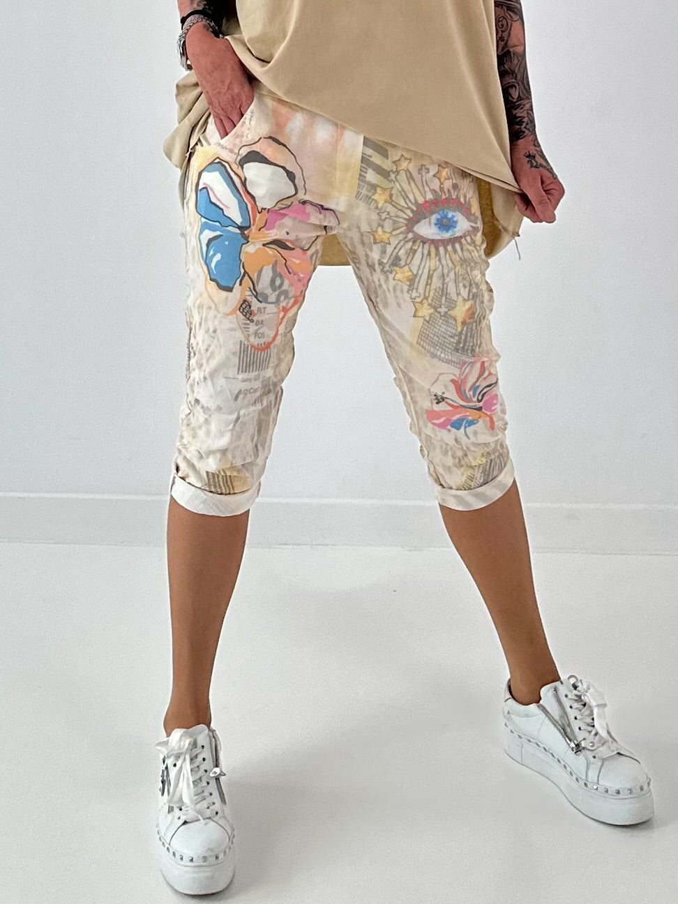 Capri Hose mit Allover-Print - gelb-beige-mehrfarbig