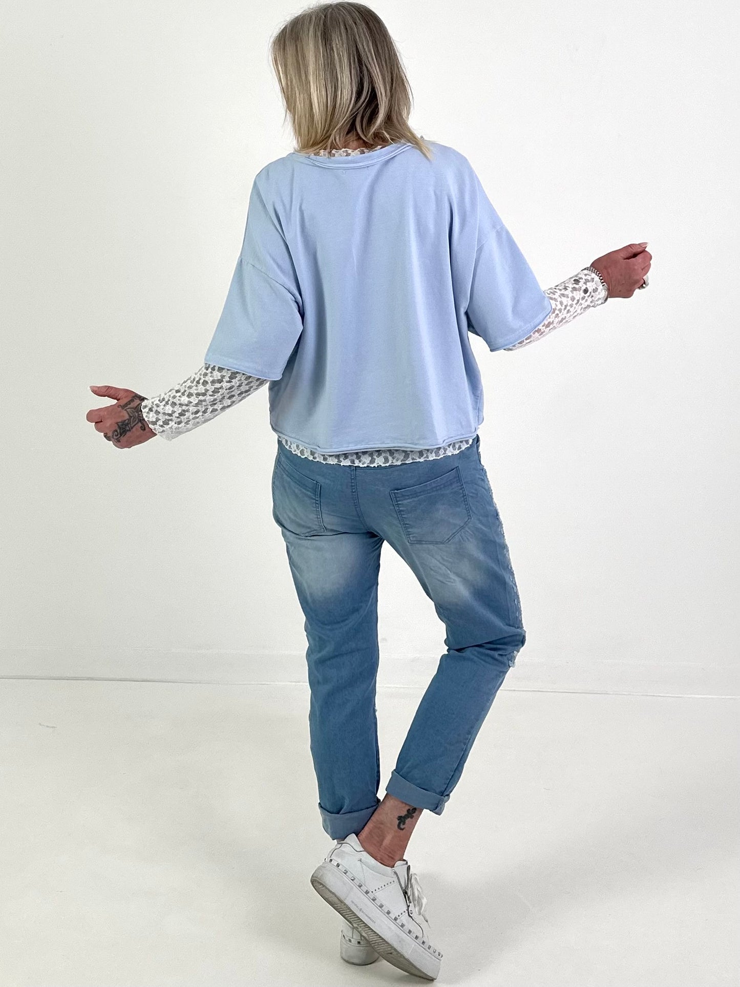 Shirt mit Brosche - hellblau