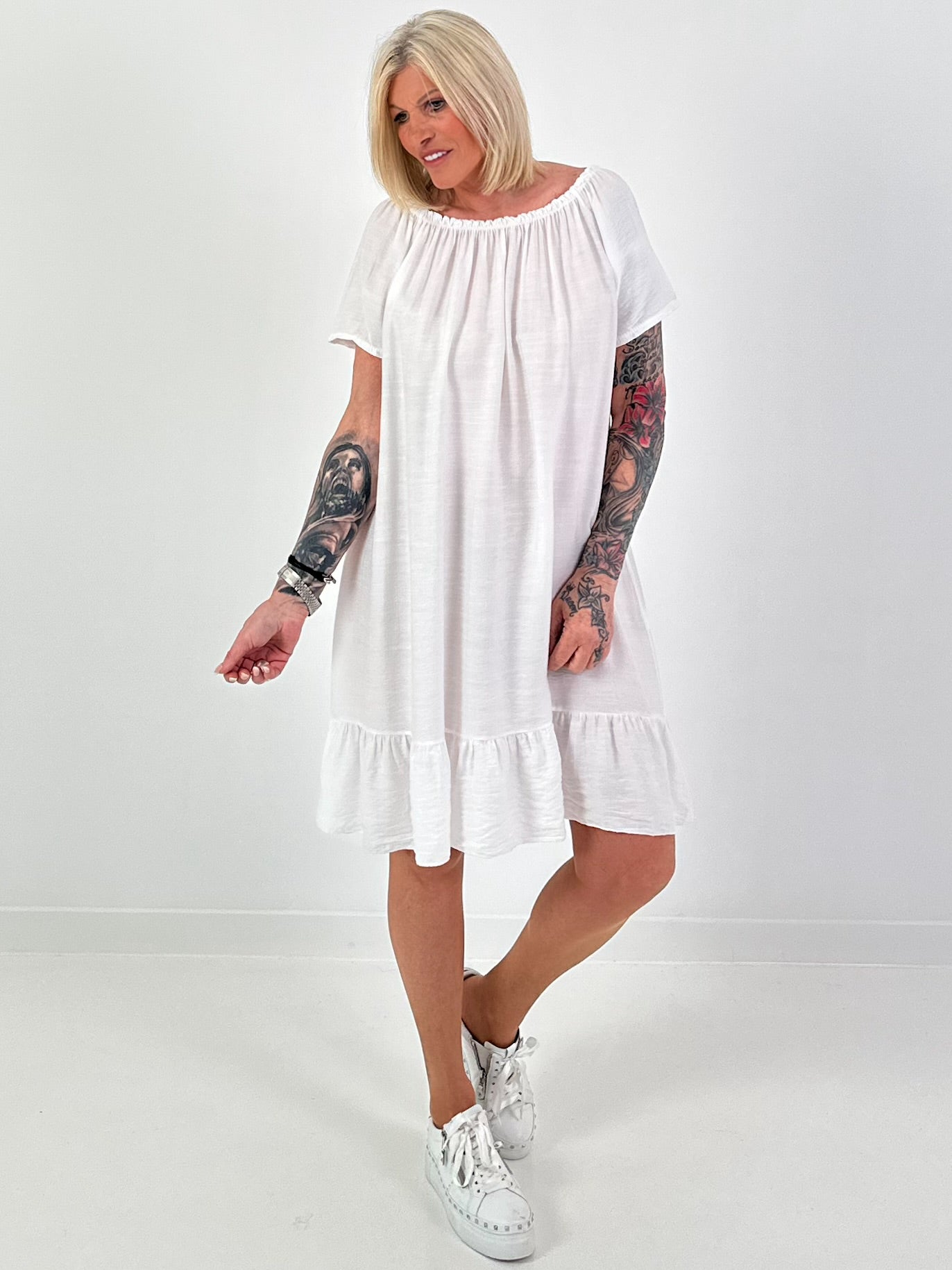 Dress with short sleeves and flounce - white