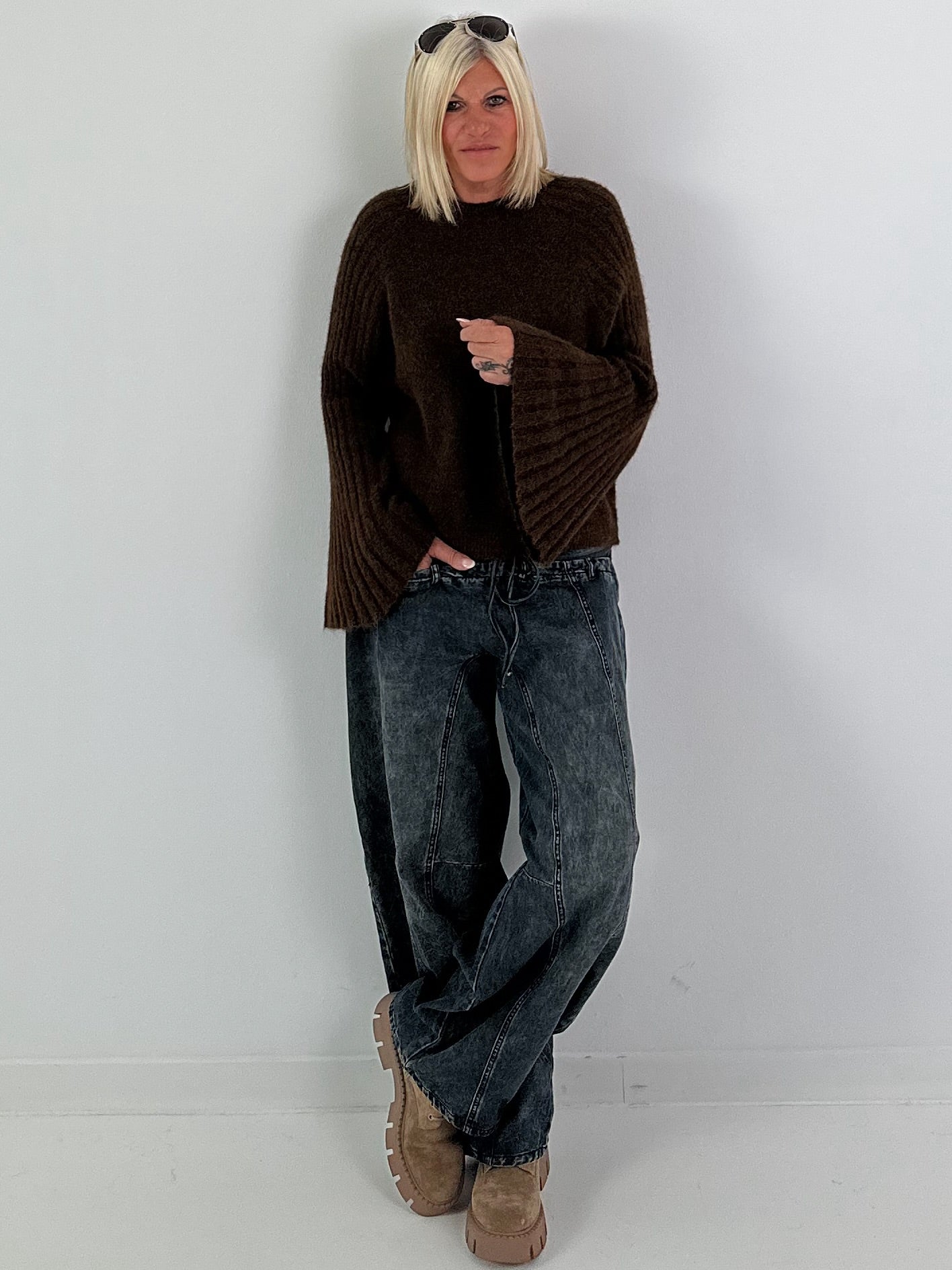 Weicher Pullover mit stylischen Trompetenärmeln - mokka