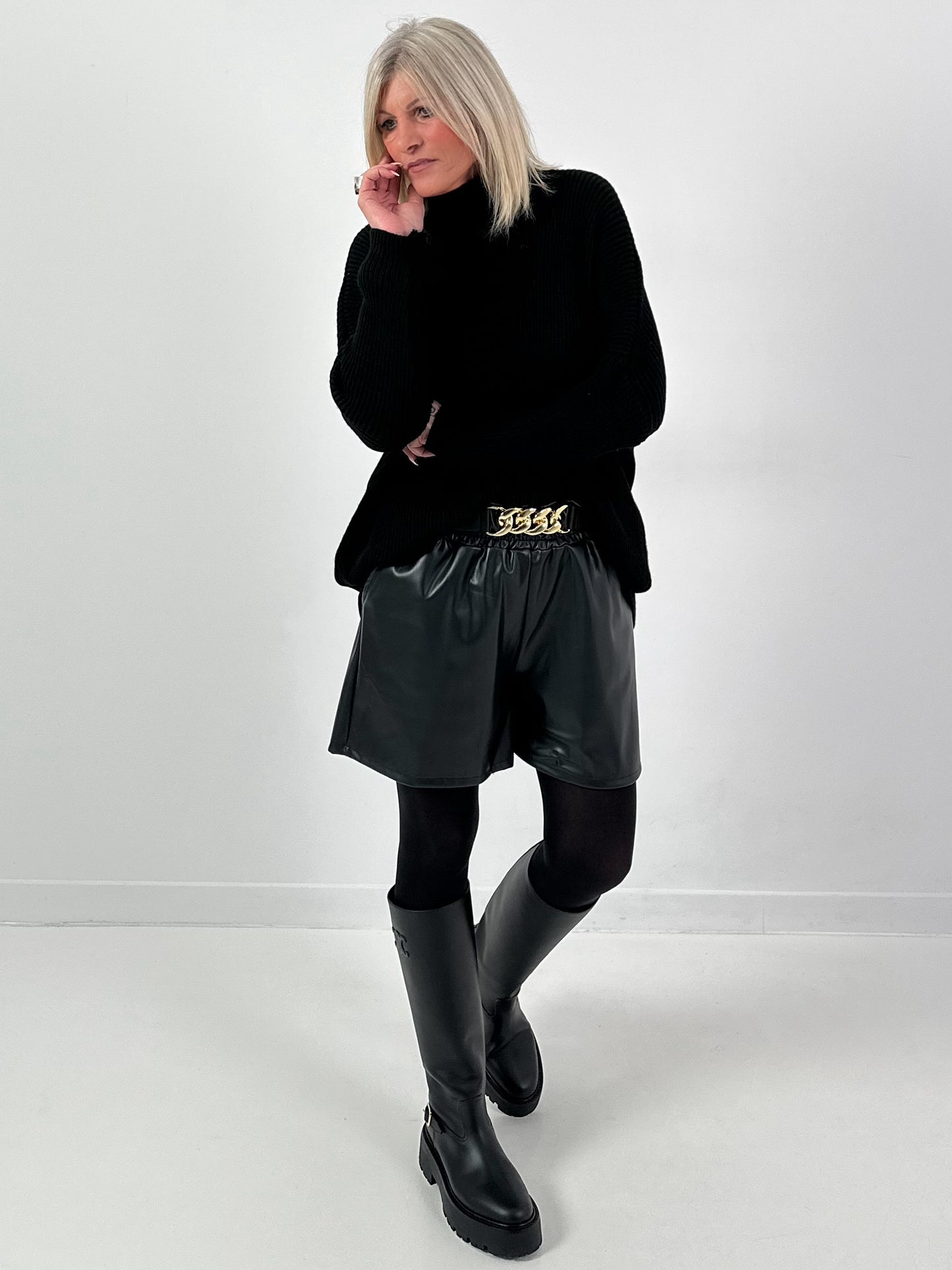 Shorts in Lederoptik Modell "Chain Affair" - schwarz