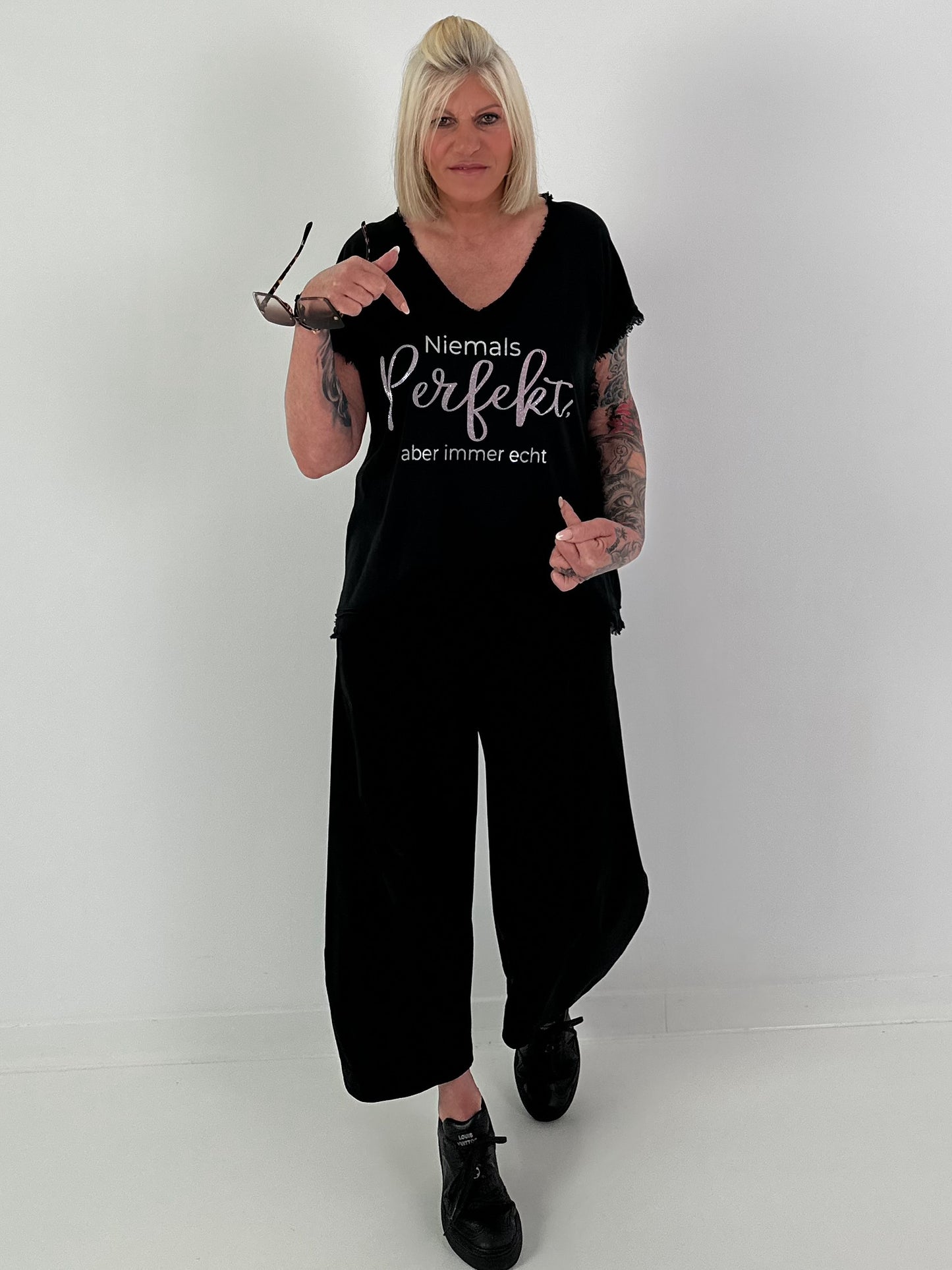 T-Shirt with Statement Print - black
