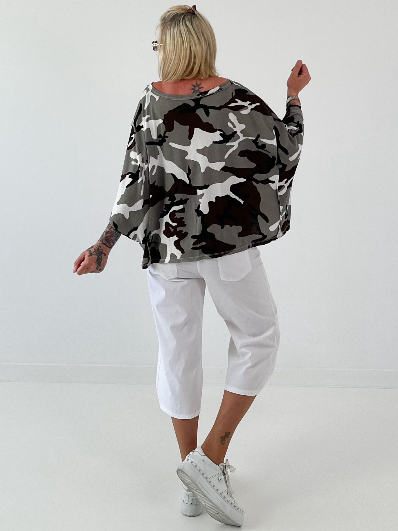 Sweatshirt model "Lace Whisper" - beige