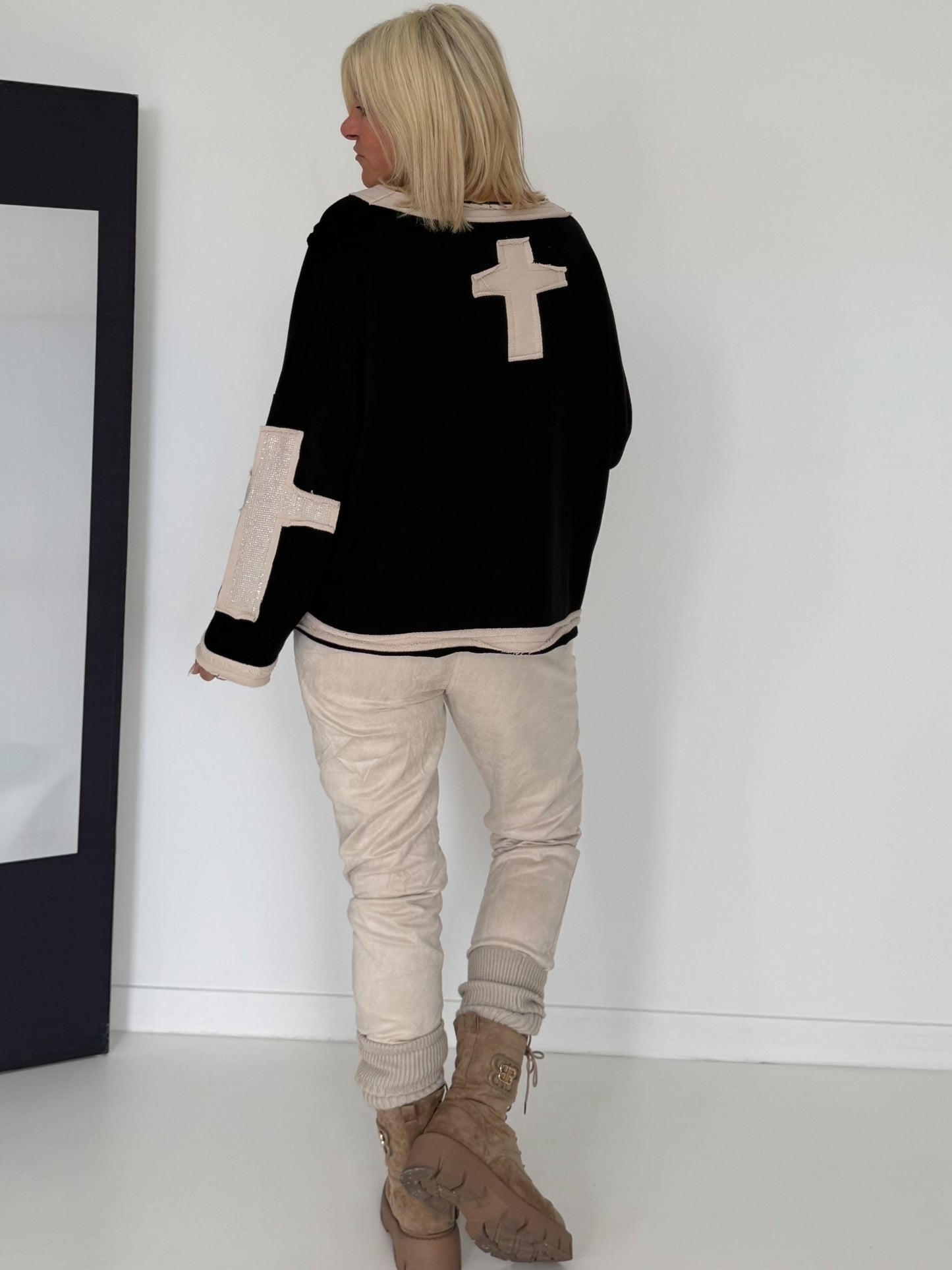 Oversized Sweater mit Strasskreuz - schwarz-beige