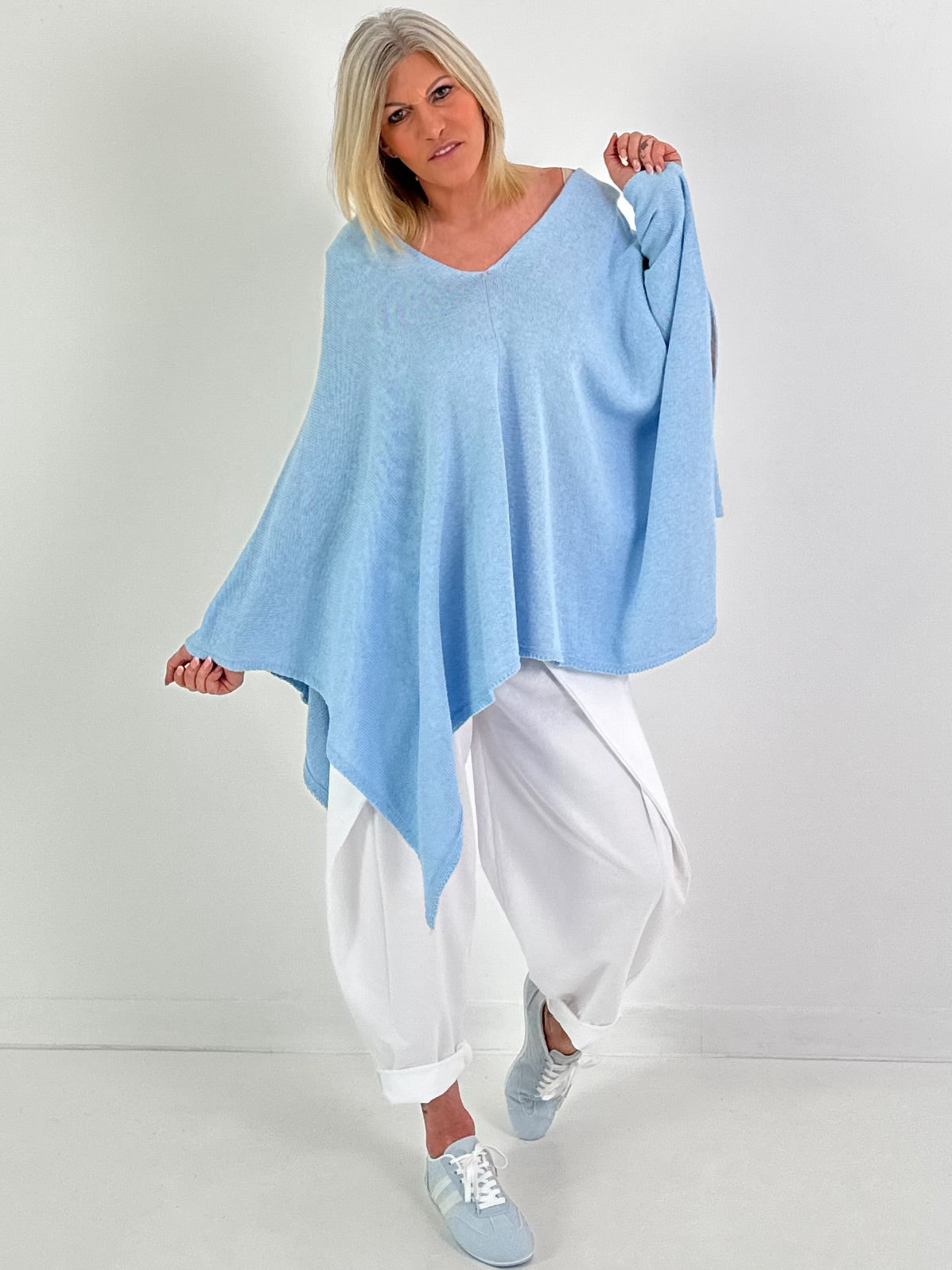 Oversized Sommerstrick Poncho - hellblau