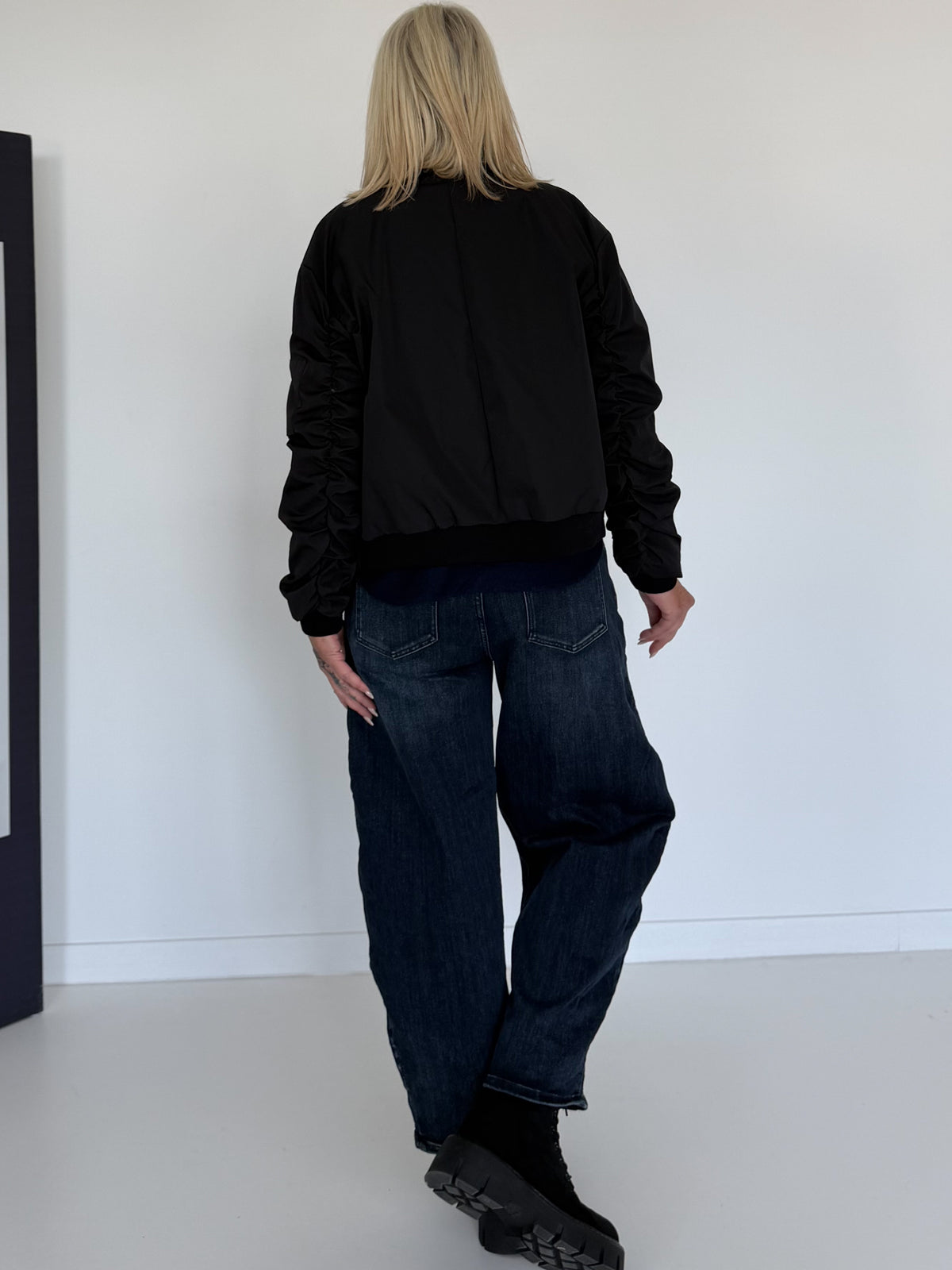 Bomberjacke mit gerafften Ärmeln - schwarz
