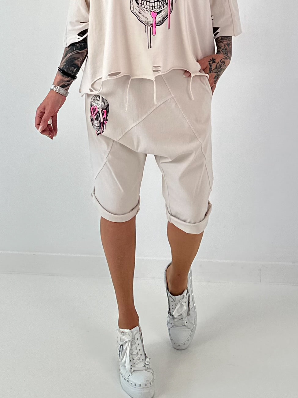Kurze Baggy mit breiten Nähten - beige