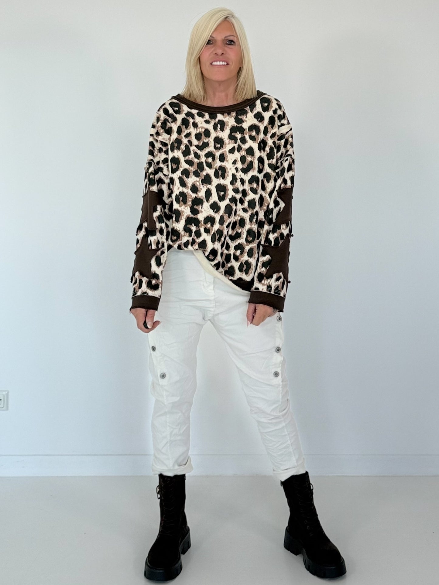 Sweatshirt mit All Over Leo-Print und trendigen Sternelementen - beige