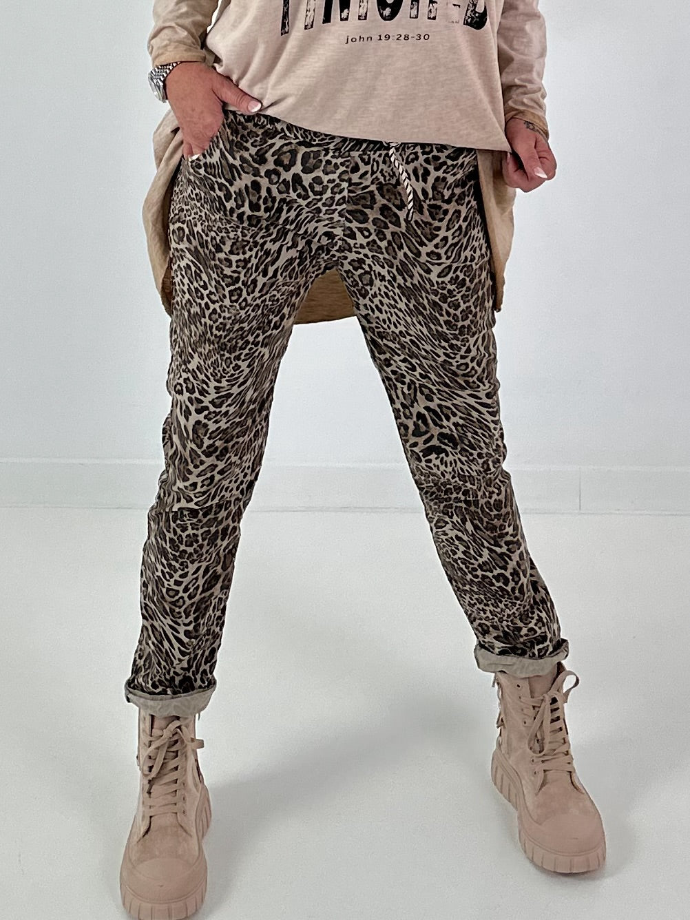 Hose mit elastischem Bund und Leo-Print - leo-taupe