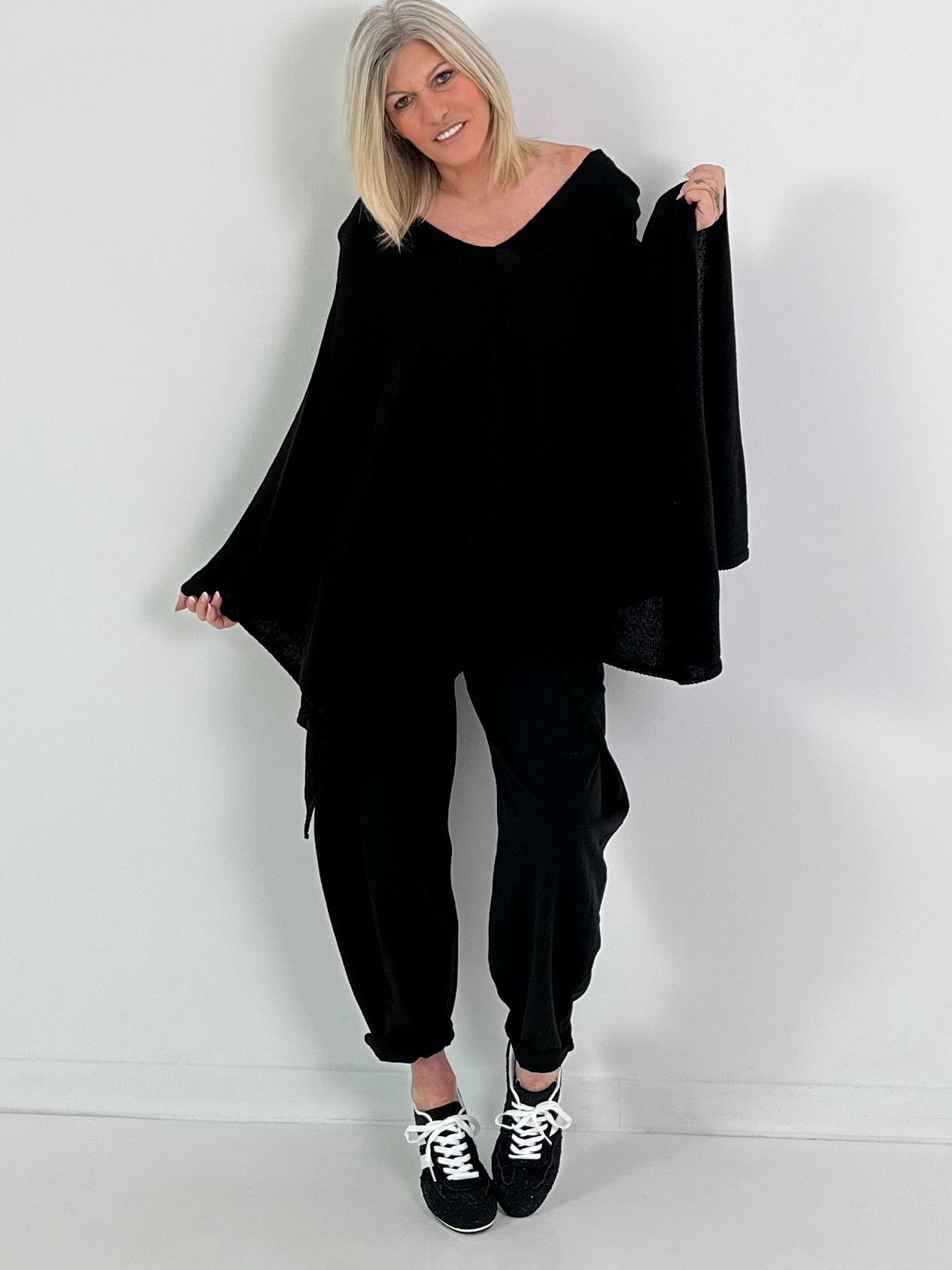 Oversized Sommerstrick Poncho - schwarz