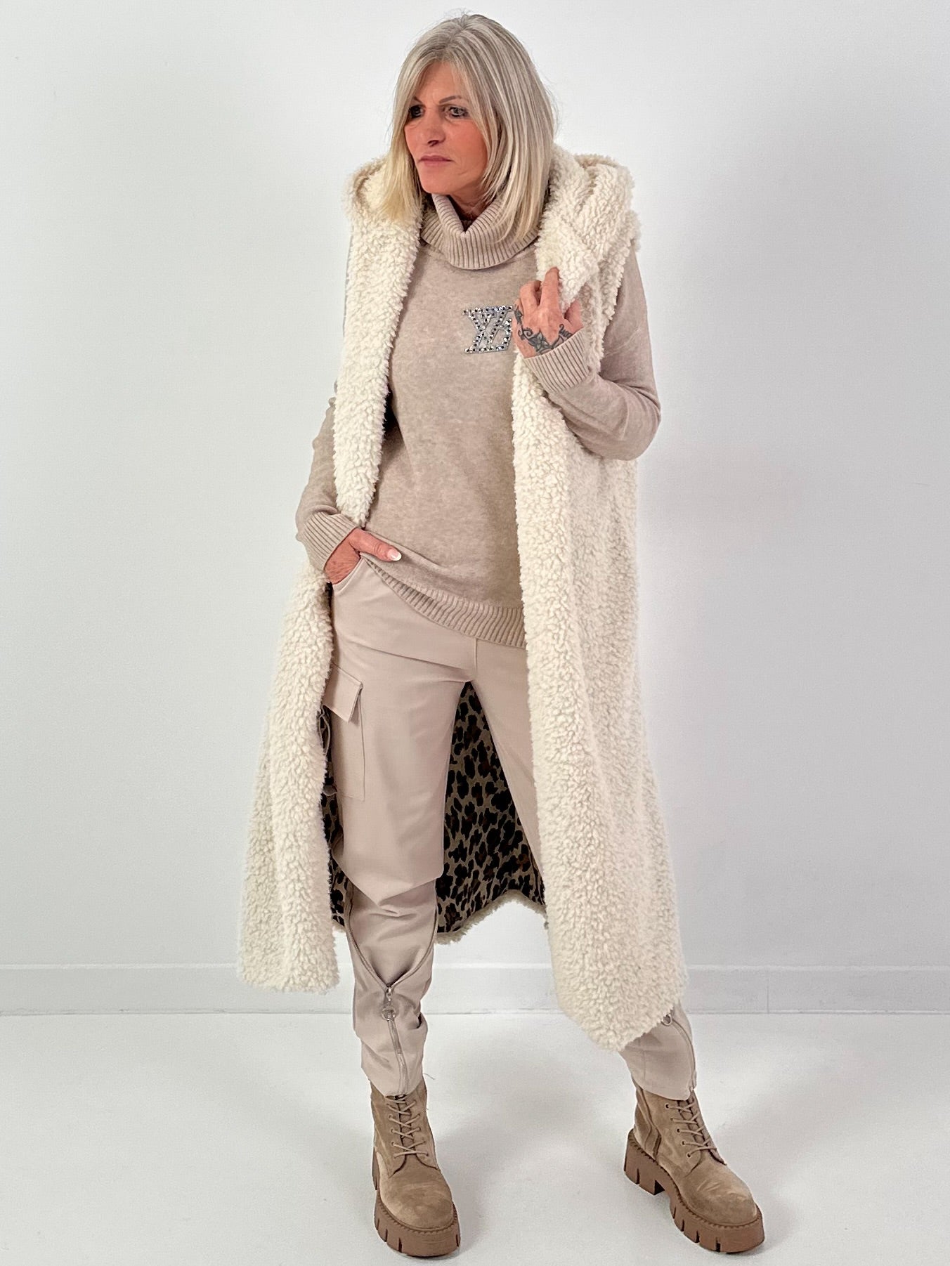 Long vest model "Leo Layers" - ecru