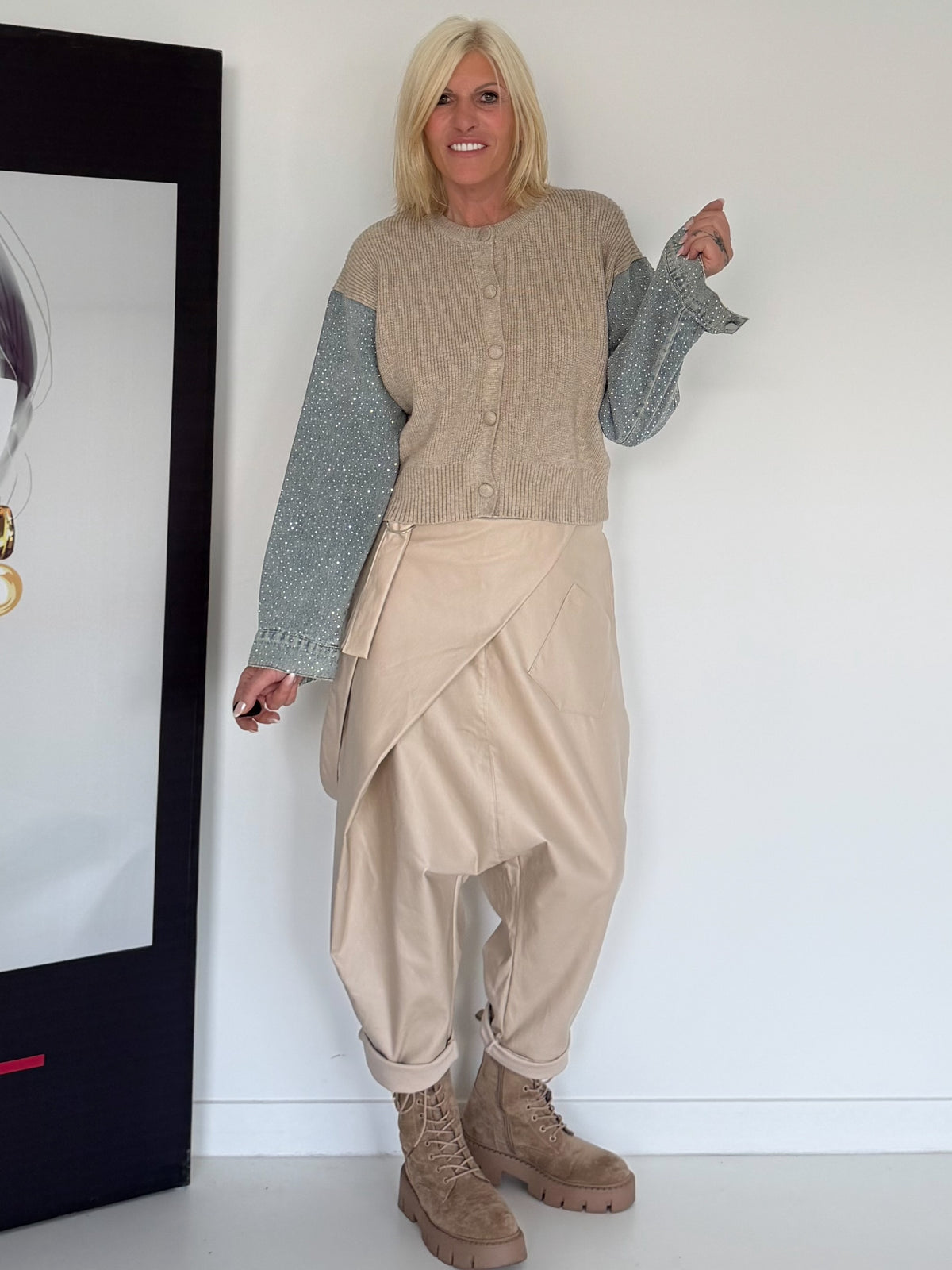 Strickjacke mit strassbesetzten Denim-Ärmeln - beige-denim