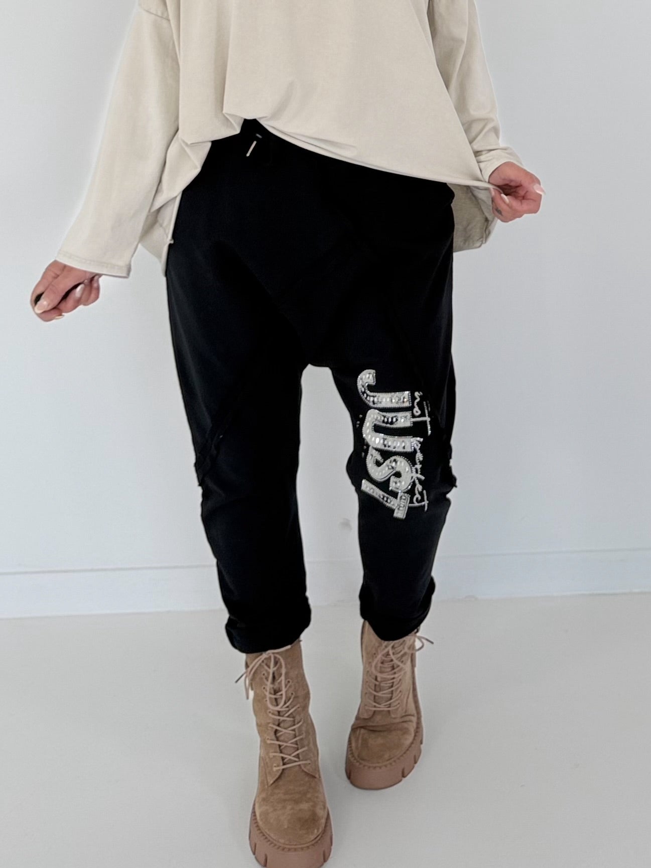 Sweat Baggy mit Strassapplikation - schwarz