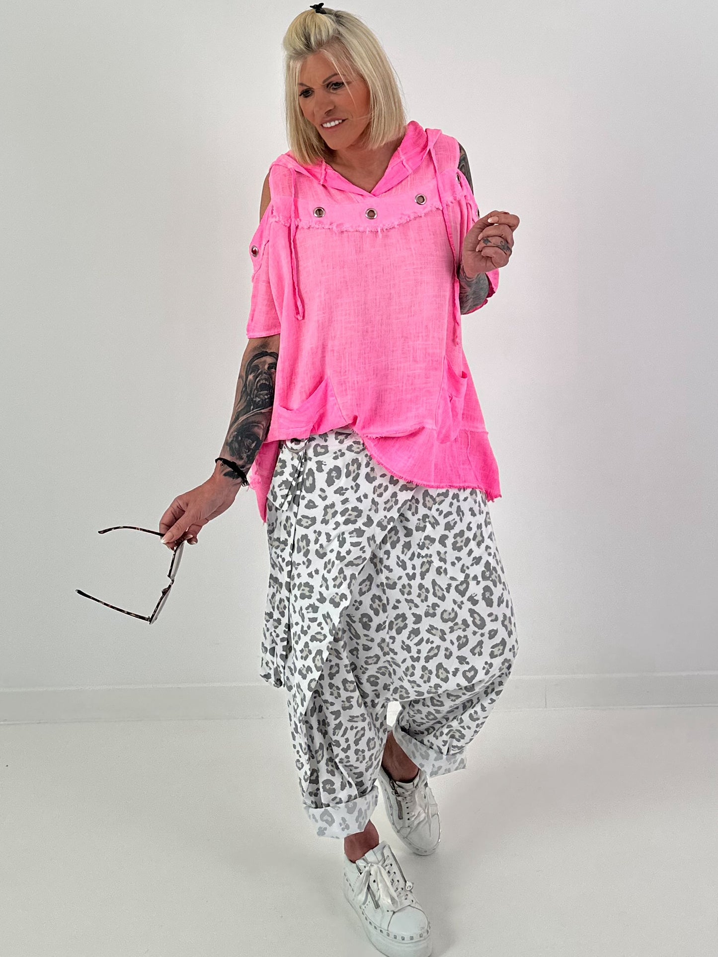 Leinen Shirt mit Ösen und Schulter Cut-Outs - neonpink