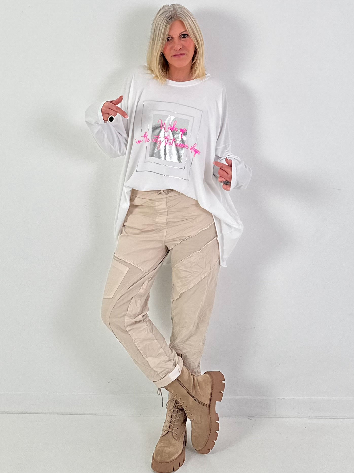 Oversized Shirt Modell "wake up in a City that never sleeps"weiss