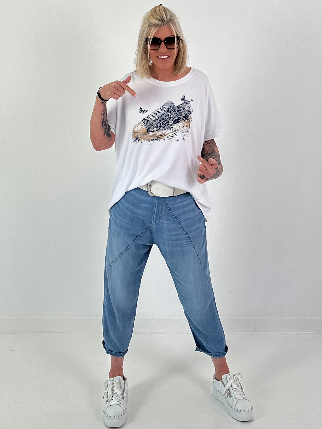 T-Shirt mit Schuhprint - weiss-dunkelblau