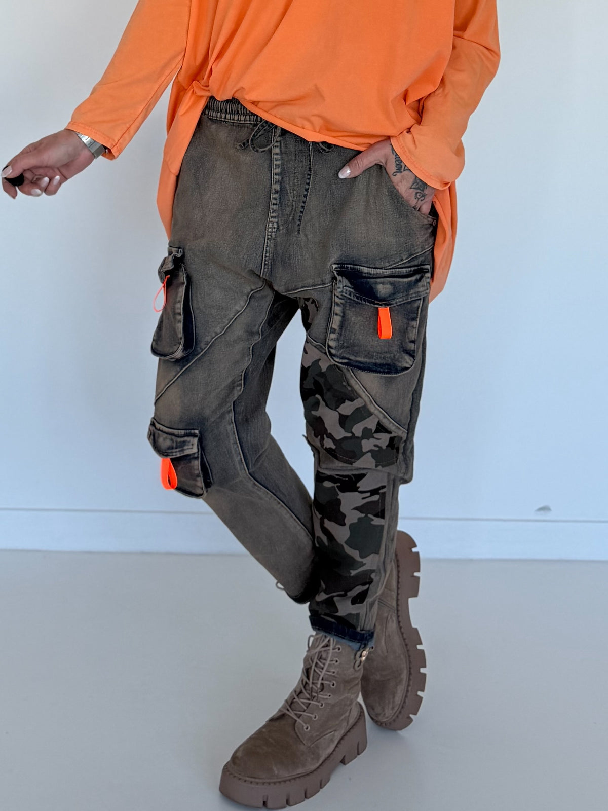 Baggy-Jeans in Used-Optik mit Camouflage-Applikationen - used-denim