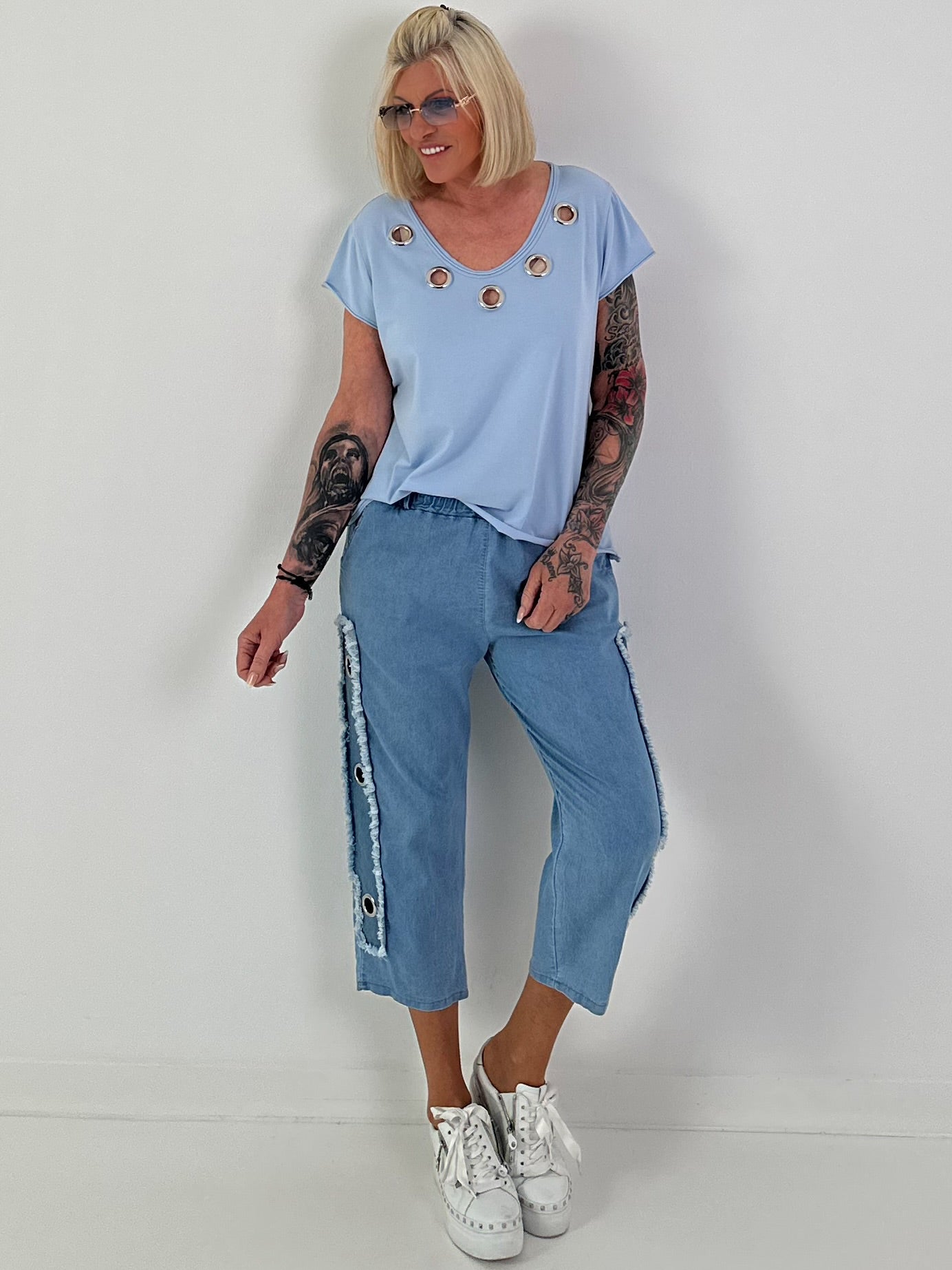 T-Shirt mit Ösen-Ausschnitt - hellblau