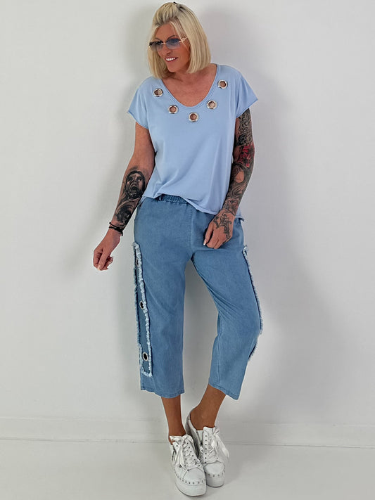 T-Shirt mit Ösen-Ausschnitt - hellblau