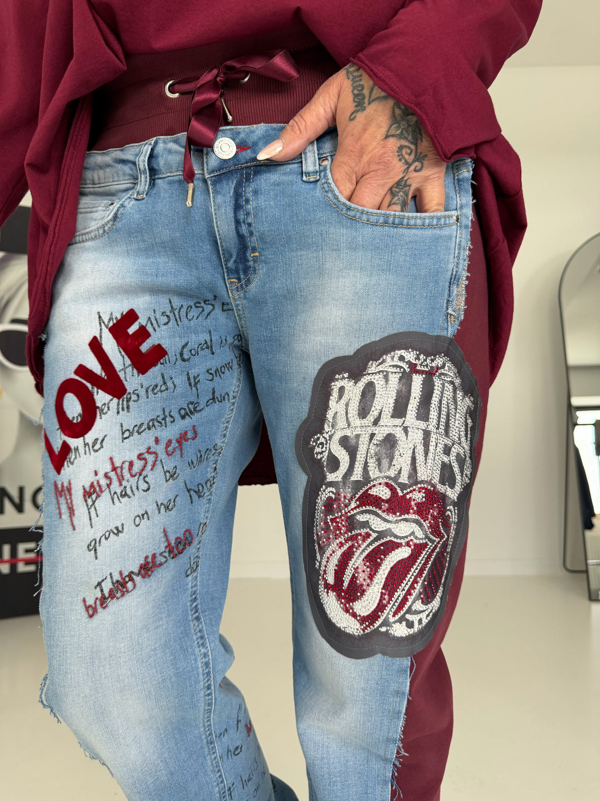 Jogg-Jeans im Used Look Love & Rock - denim-burgundi