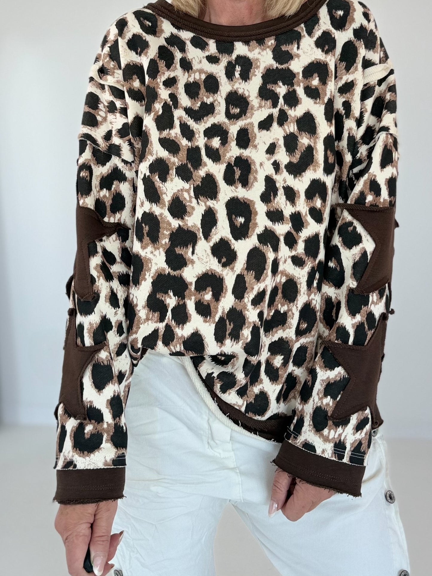 Sweatshirt mit All Over Leo-Print und trendigen Sternelementen - beige