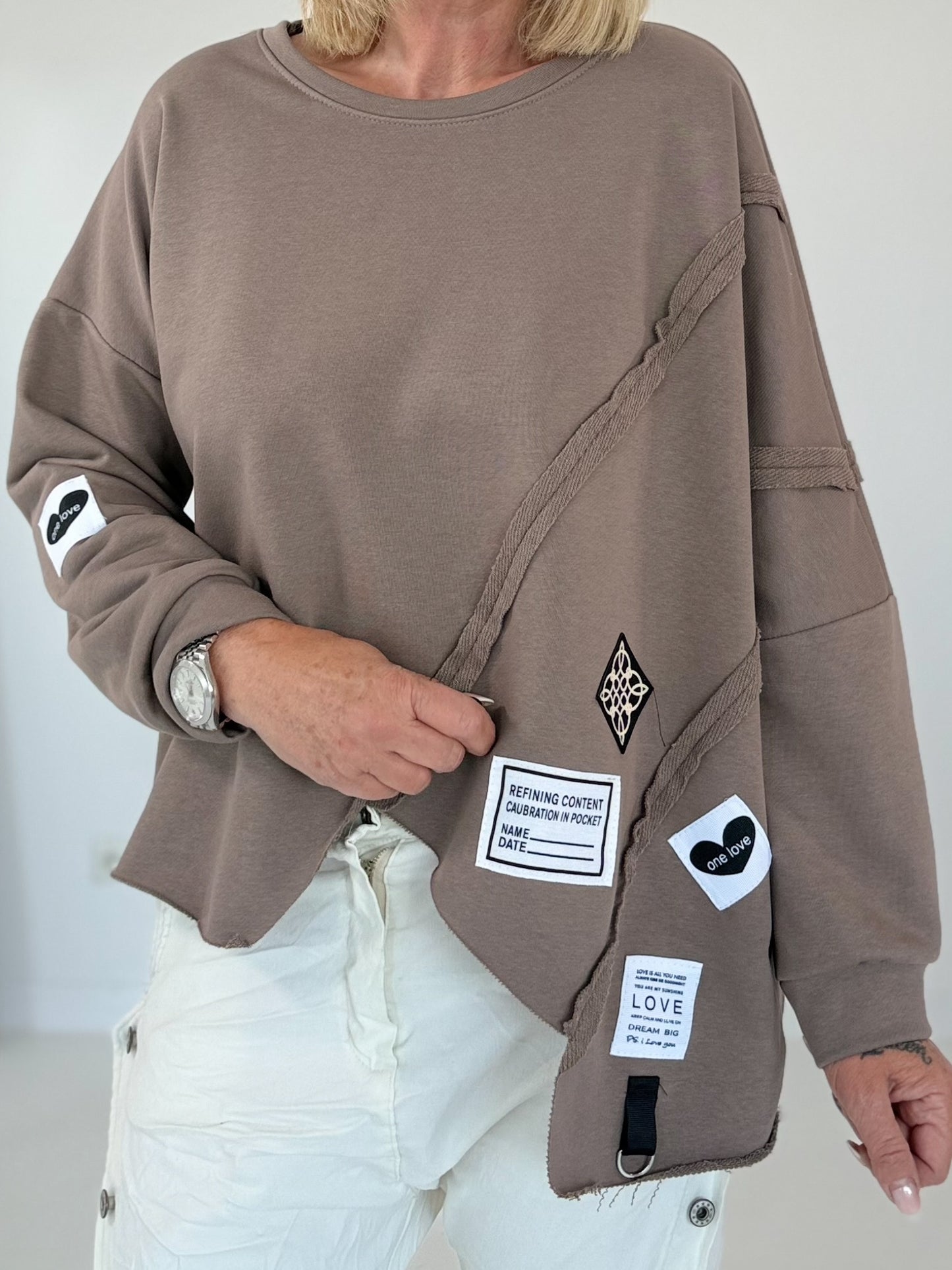 Sweater mit asymmetrischem Schnitt und Patches - taupe